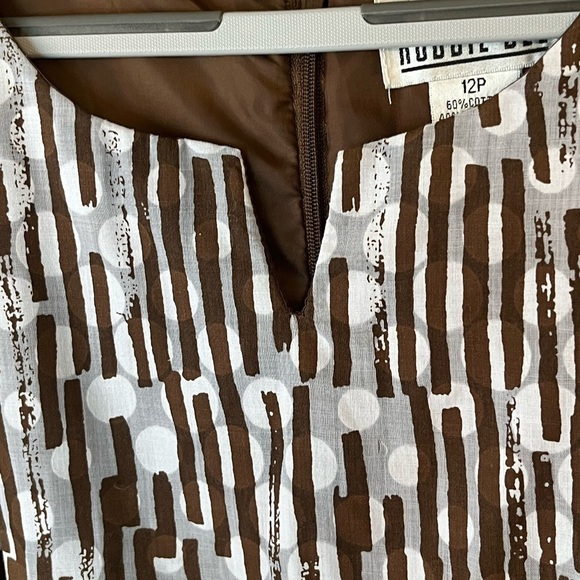 Bobbie Bee Women sleeveless Brown and White abstract dress. Size 12p - Picture 8 of 13
